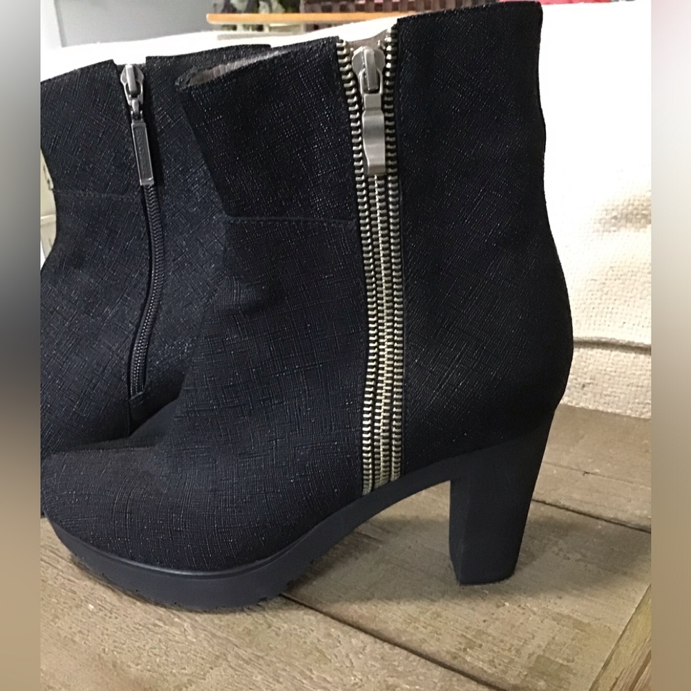 Boucherel heeled ankle boot side zipper. EUC